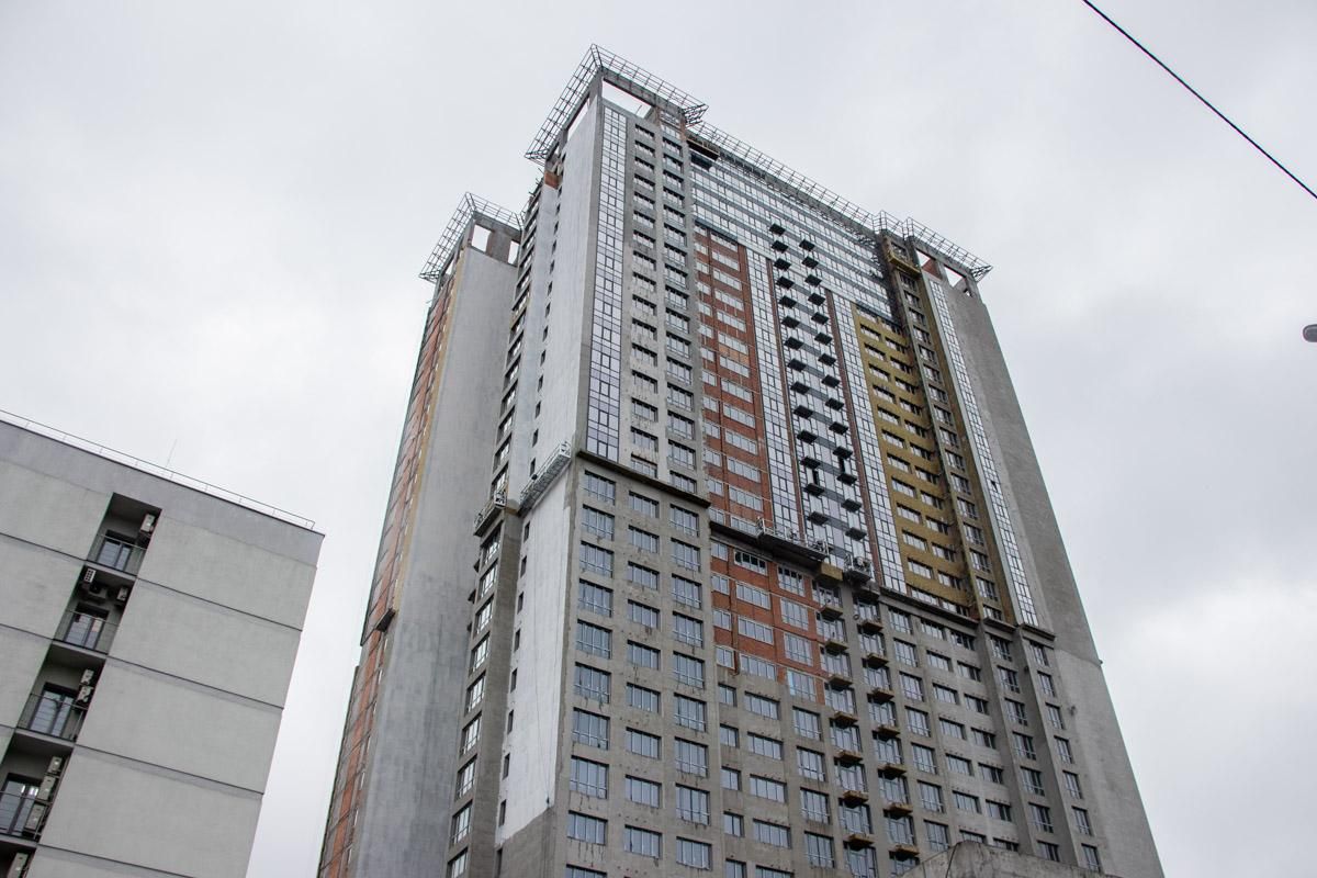 У Києві чоловік впав з 30 поверху на дах ліфту: фото, відео