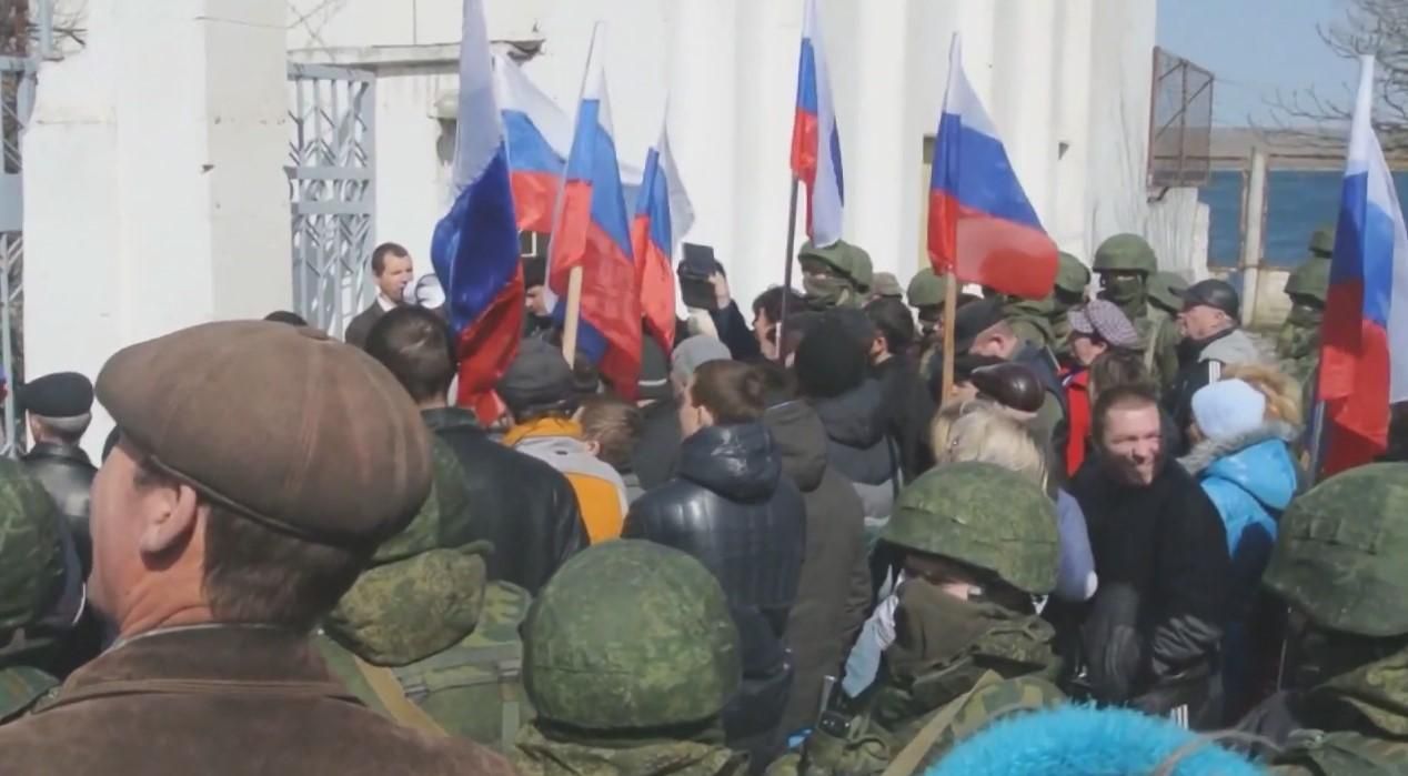  "Живой щит": доказательства циничных действий россиян во время аннексии Крыма отправили в Гаагу