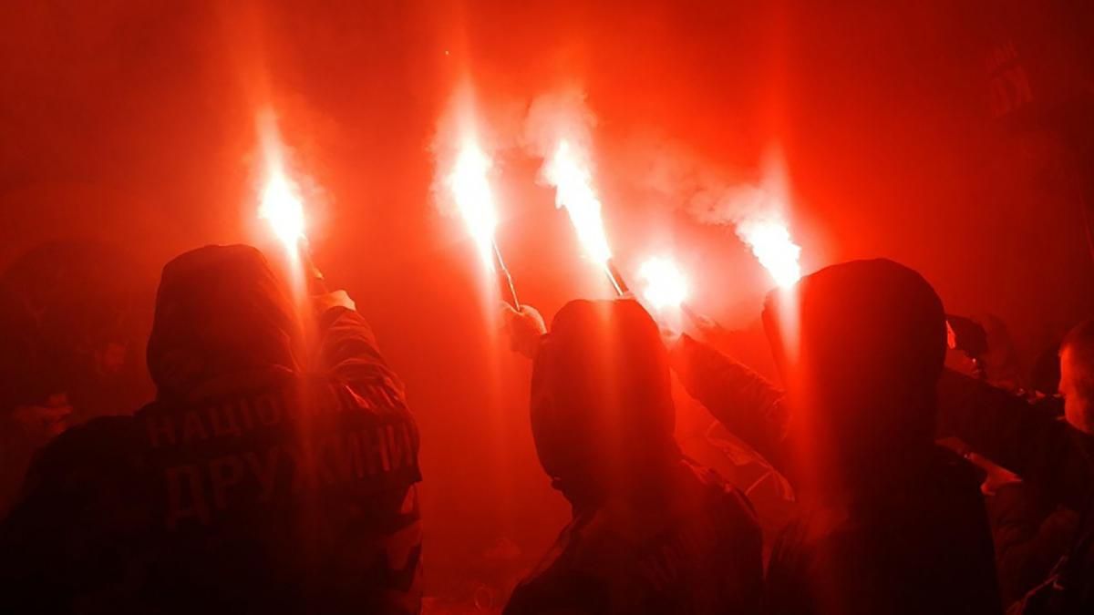 Корупційний скандал із "Укроборонпромом": активісти приїхали під будинок сина Гладковського Корупційний скандал із "Укроборонпромом": активісти приїхали під будинок сина Гладковського