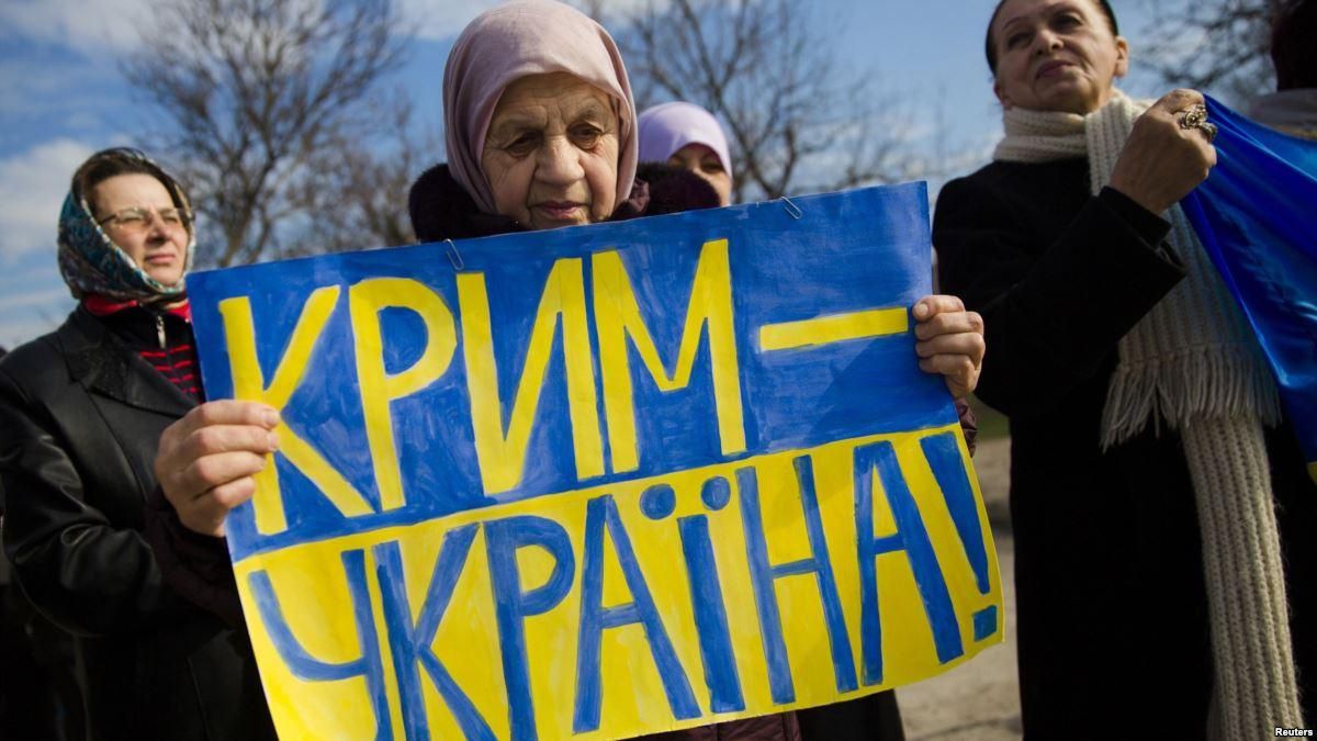 Крим прокинувся під триколором: кримчани згадали окупацію півострова