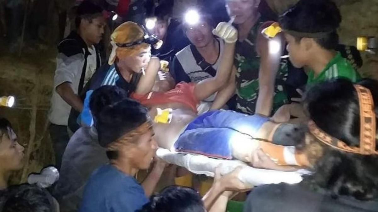 Нелегальних копачів золота в Індонезії завалило у шахті, є жертви: фото і відео