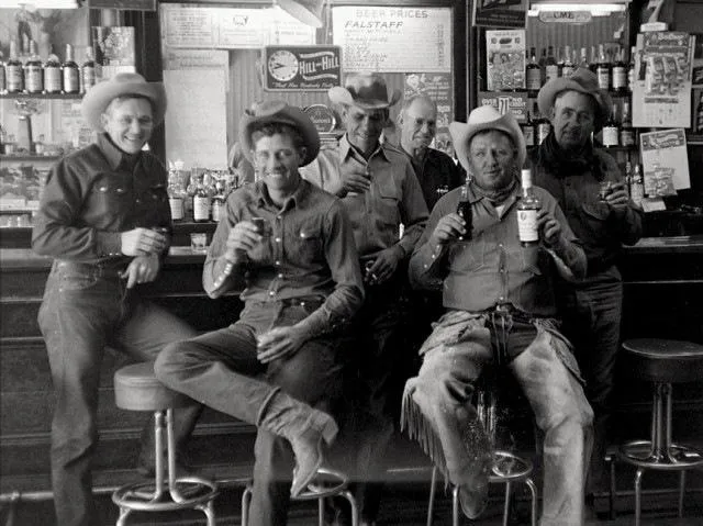 Ковбої пили не віскі, а пиво Ковбої пили не віскі, а пиво