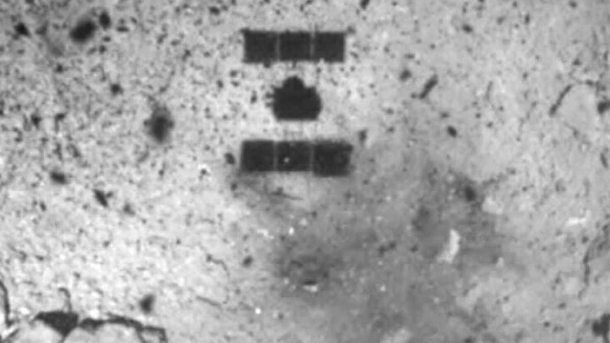 Зонд сделал "селфи" на поверхности астероида Рюгу