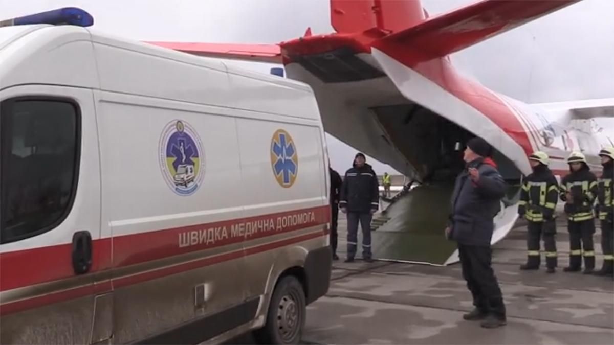 З окупованого Донбасу до столиці евакуювали 12-річну дівчинку у важкому стані: відео