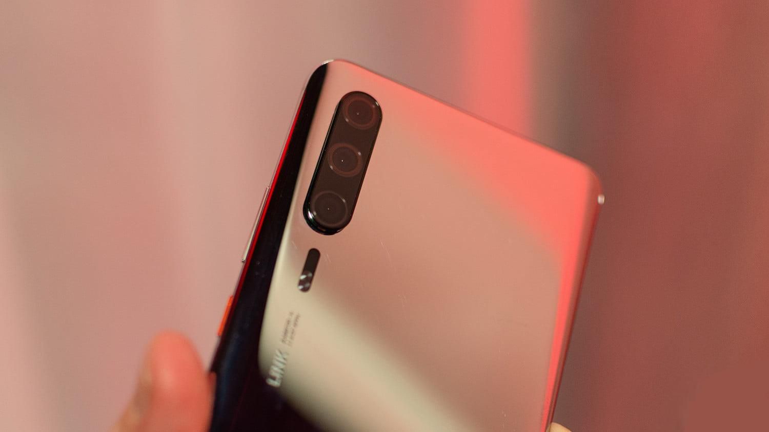 Офіційні фото підтвердили дизайн смартфонів Huawei P30 та Huawei P30 Pro