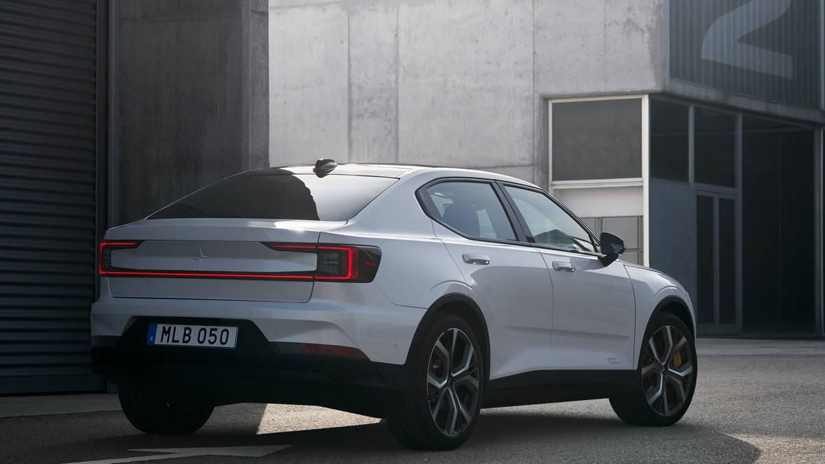Volvo представила конкурента електрокара Tesla Model 3 Volvo представила конкурента електрокара Tesla Model 3
