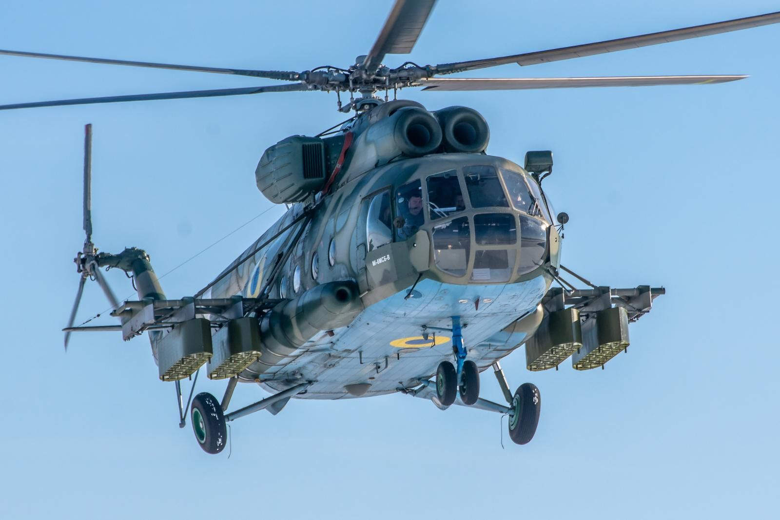 Українські вертолітники вчились знищувати наземні цілі: ефектне відео