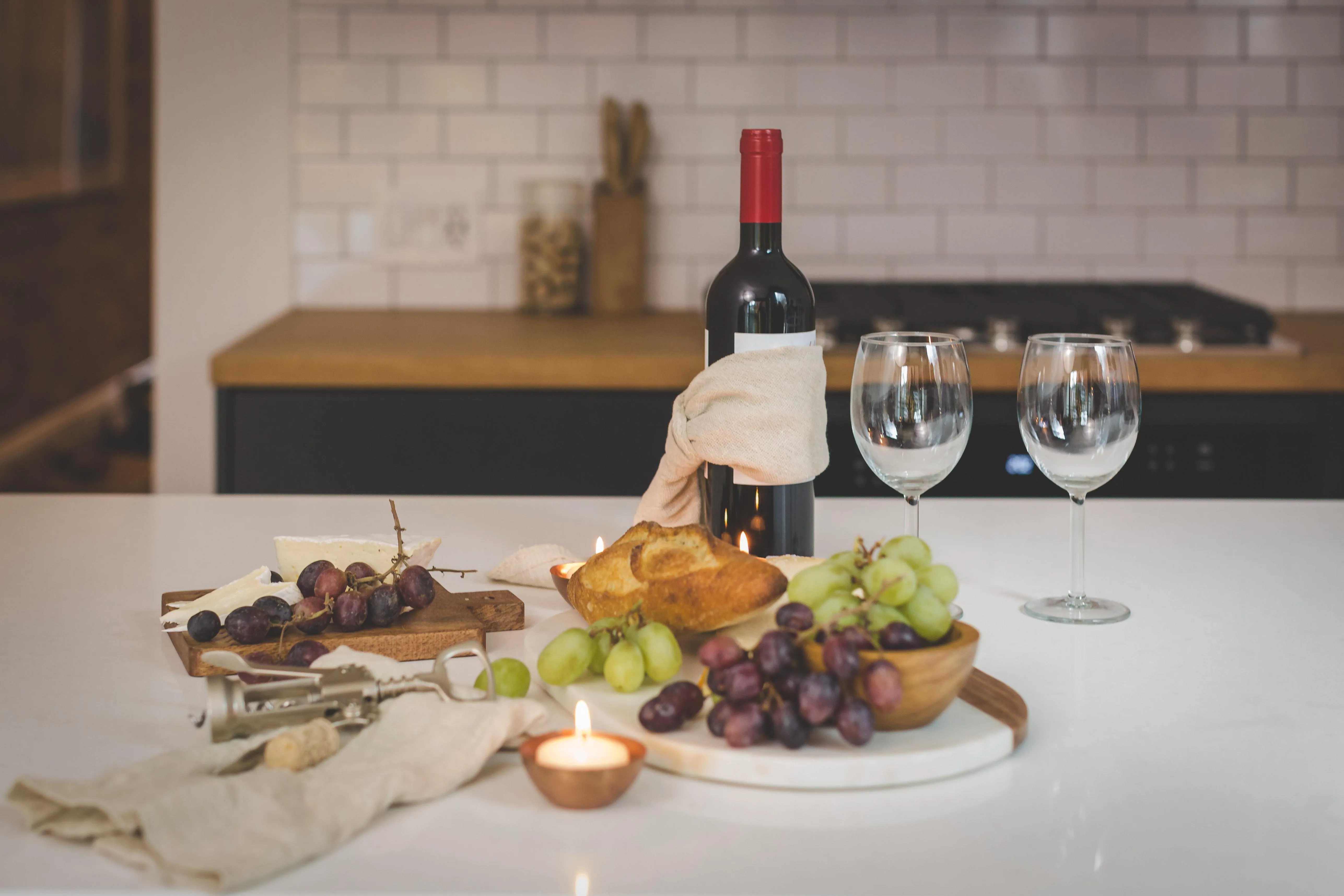 Ужин к вину. Вино и еда. Вино на столе. Накрытый стол с вином. Столик с вином.