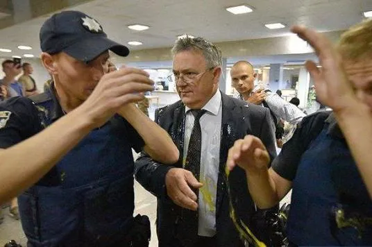 Габер закидали яйцями Медведчук Габер закидали яйцями Медведчук