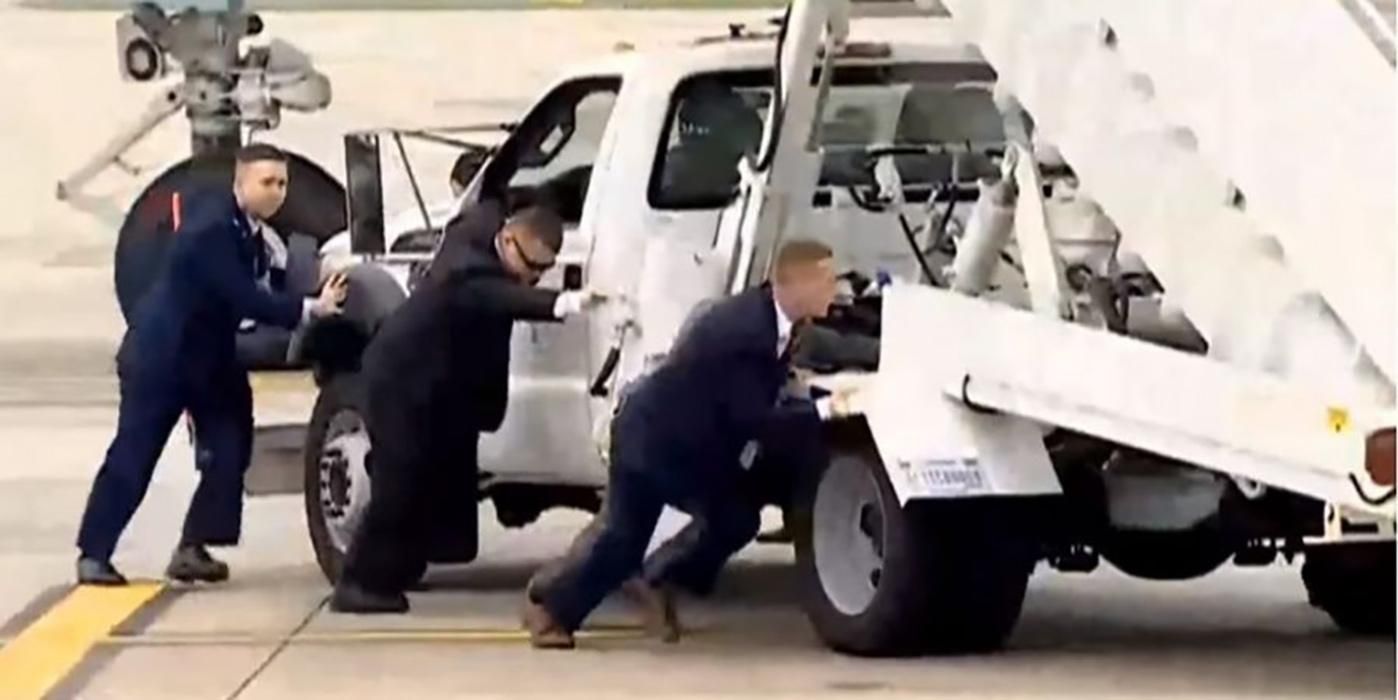 З Трампом сталась курйозна ситуація під час вильоту з В'єтнаму: відео З Трампом сталась курйозна ситуація під час вильоту з В'єтнаму: відео