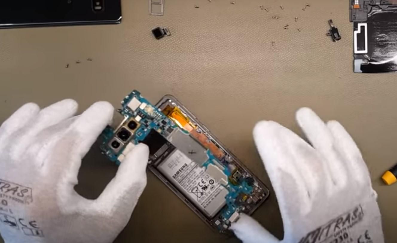Блогер полностью разобрал смартфон Samsung Galaxy S10 + Блогер полностью разобрал смартфон Samsung Galaxy S10 +