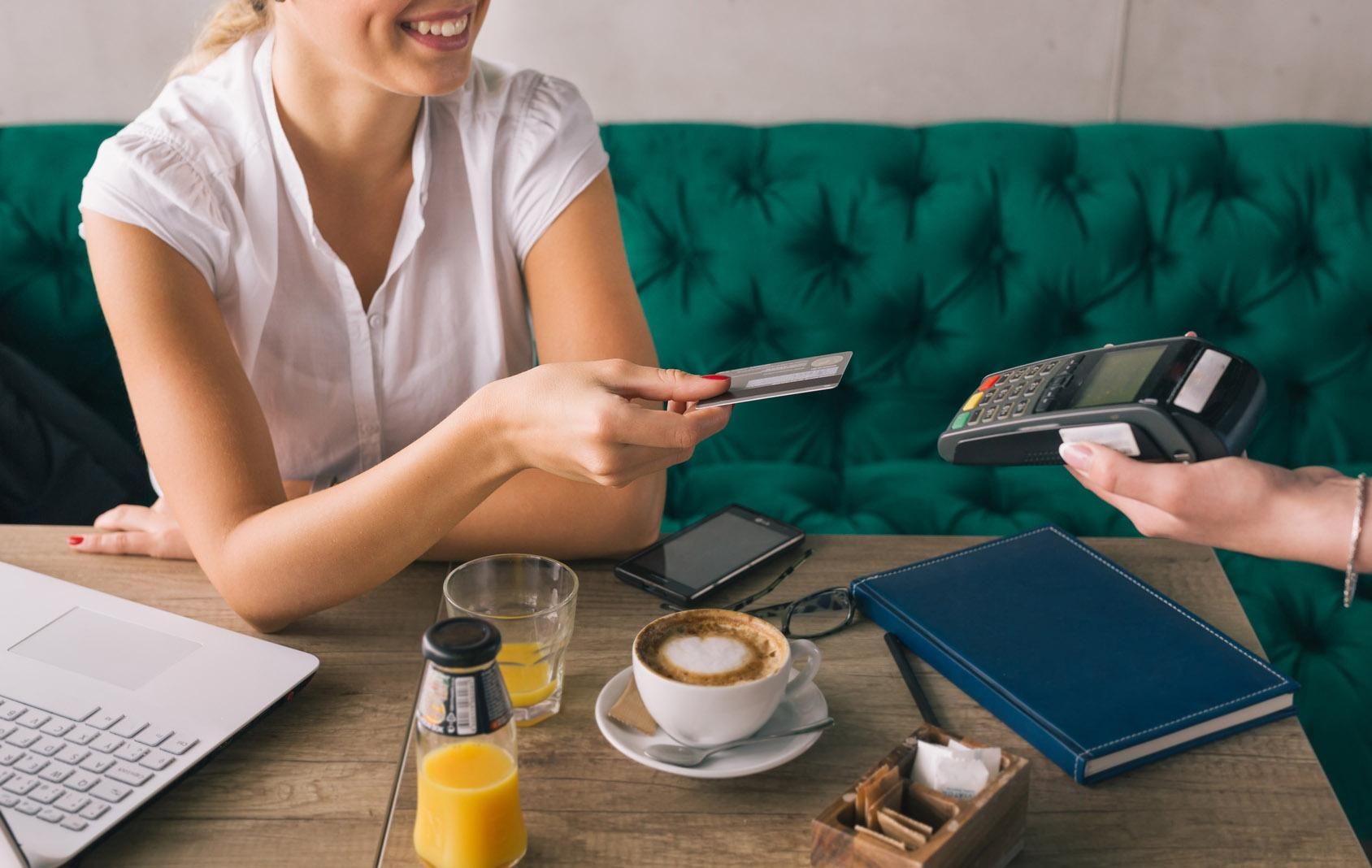 Оставить "чаевые" в Украине можно будет банковской картой: детали Оставить "чаевые" в Украине можно будет банковской картой: детали