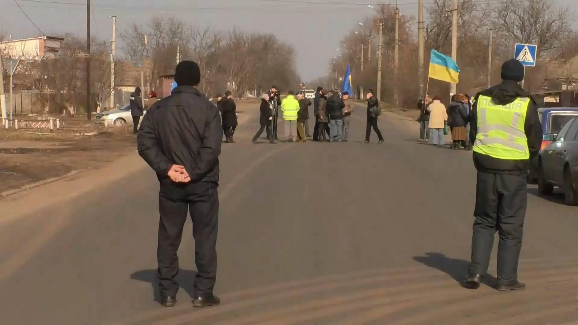 На знак протесту люди перекрили трасу На знак протесту люди перекрили трасу