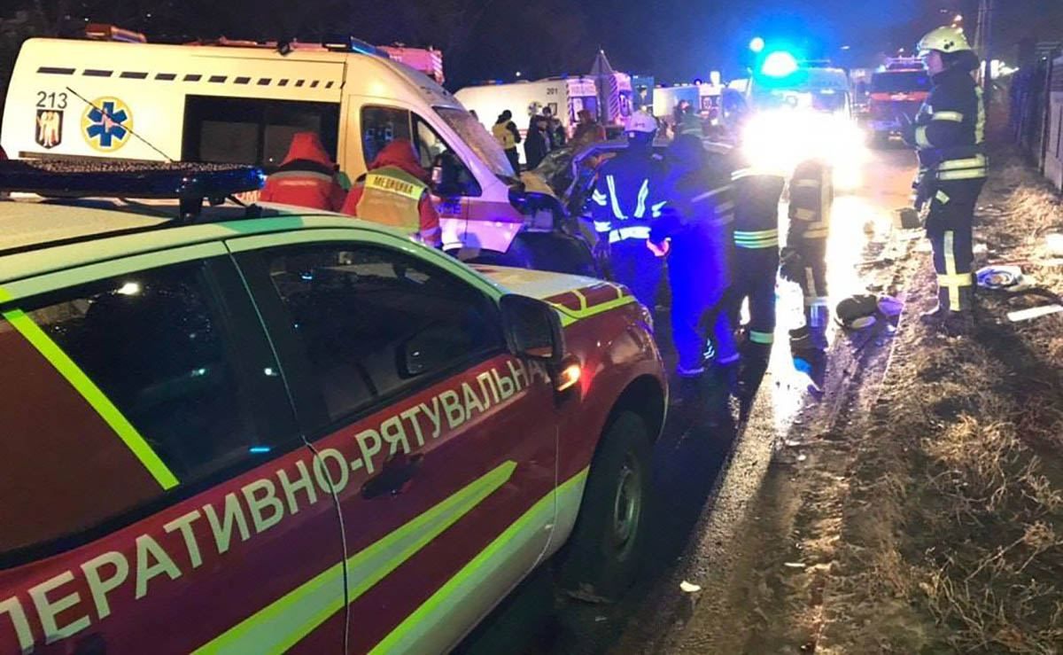 У Києві "швидка" потрапила в ДТП з легковиком: є загиблі та поранені