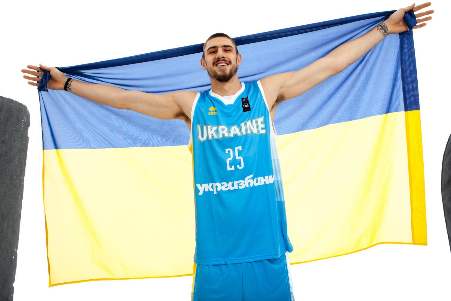 Український баскетболіст виставив на благодійний аукціон унікальну майку гравця НБА