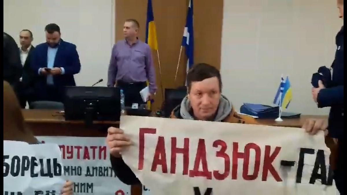 В Херсоне произошла драка из-за переименования улицы в честь Екатерины Гандзюк В Херсоне произошла драка из-за переименования улицы в честь Екатерины Гандзюк