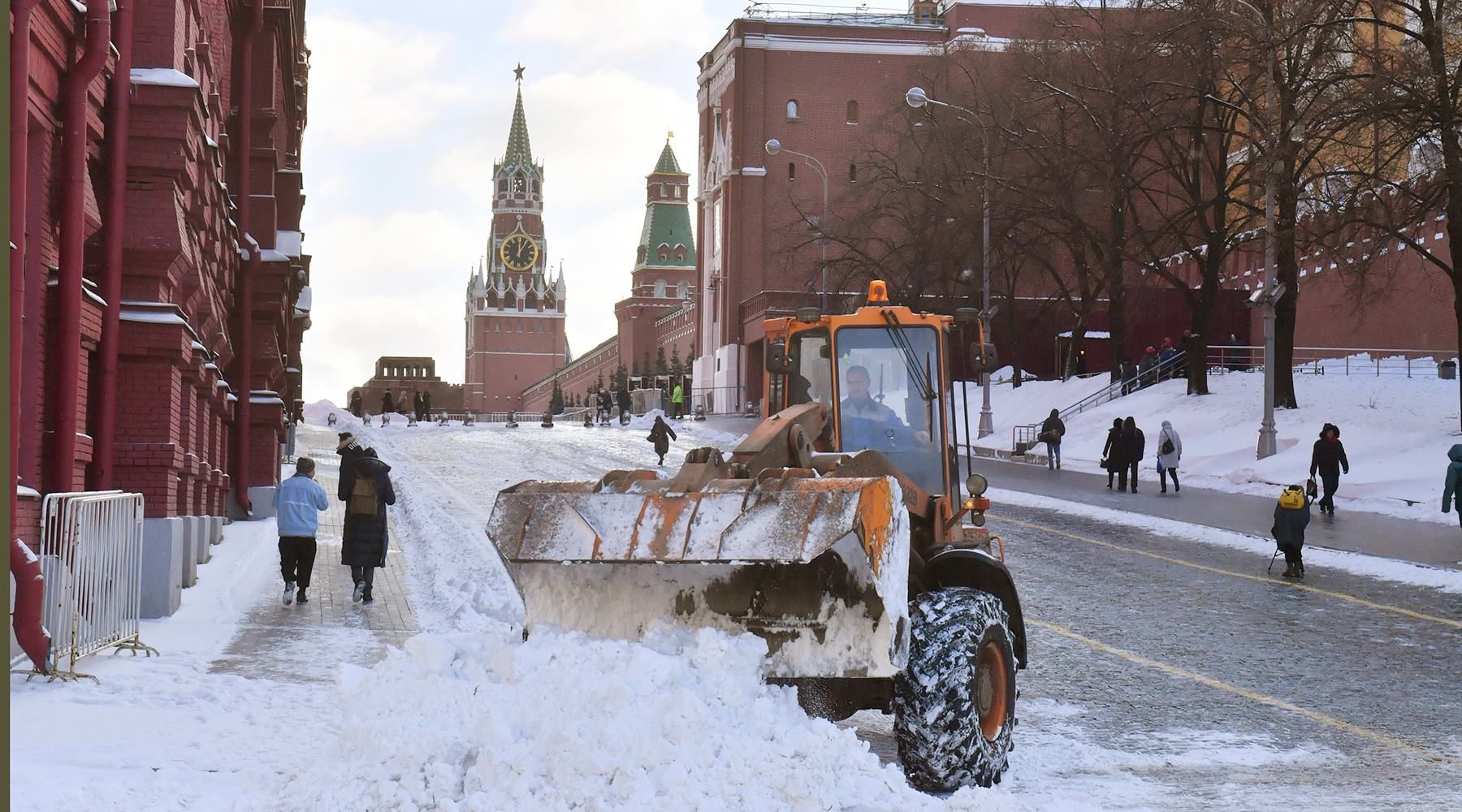 Найромантичніший комунальник Росії: у Москві двірника застали за малюванням квітів на снігу