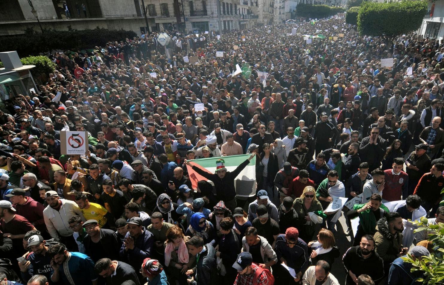 Антипрезидентські протести в Алжирі: 183 поранених, 1 загиблий