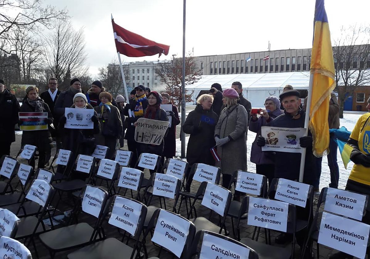 Освободить украинских политзаключенных призвали в Латвии прямо под окнами российских дипломатов