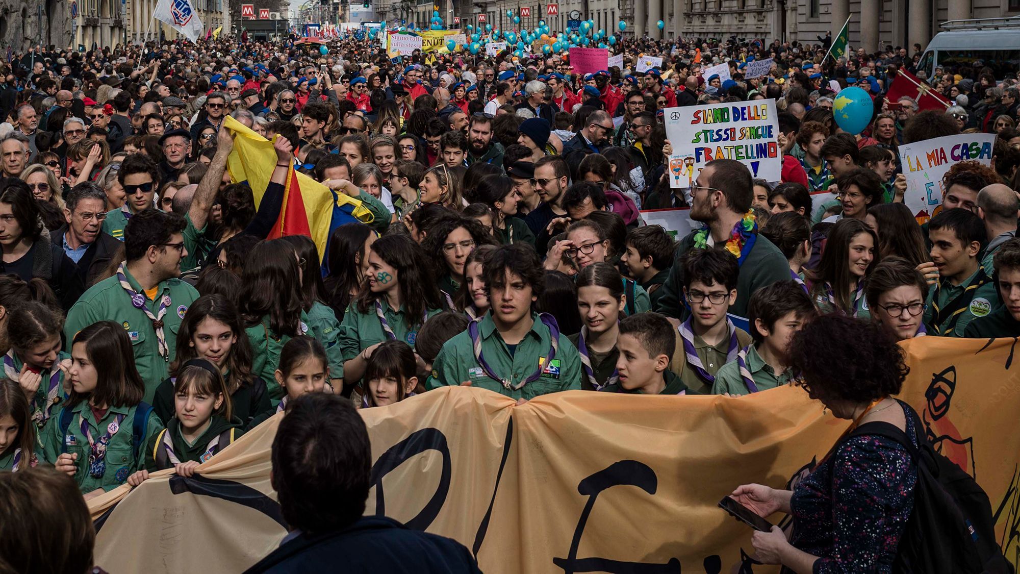 У Мілані 200 тисяч людей вийшли на марш проти расизму: яскраві фото
