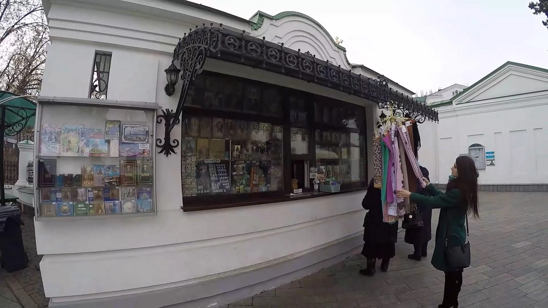 У Києво-Печерську Лавру не можна заходити з непокритою головою У Києво-Печерську Лавру не можна заходити з непокритою головою