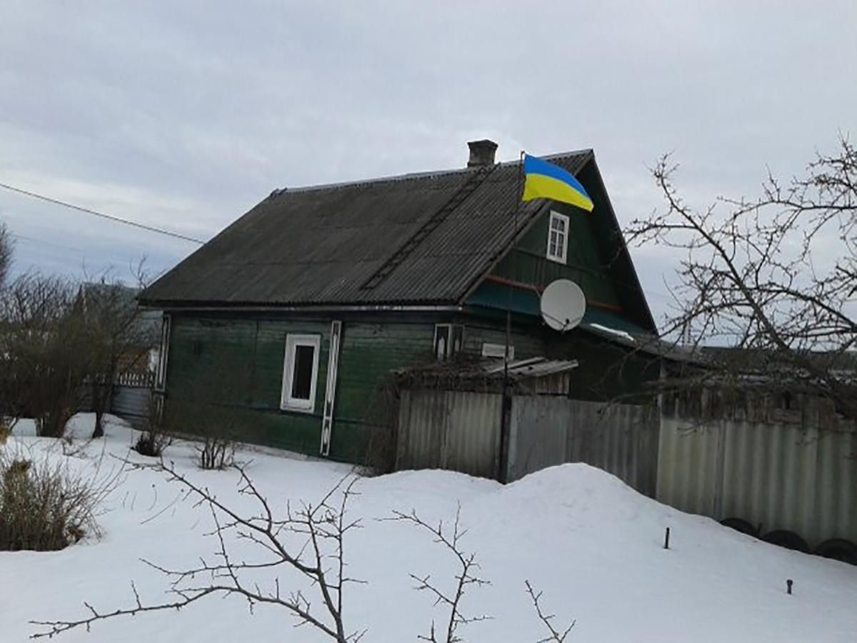 Російський активіст підняв прапор України над своїм будинком та звернувся до Путіна: фото