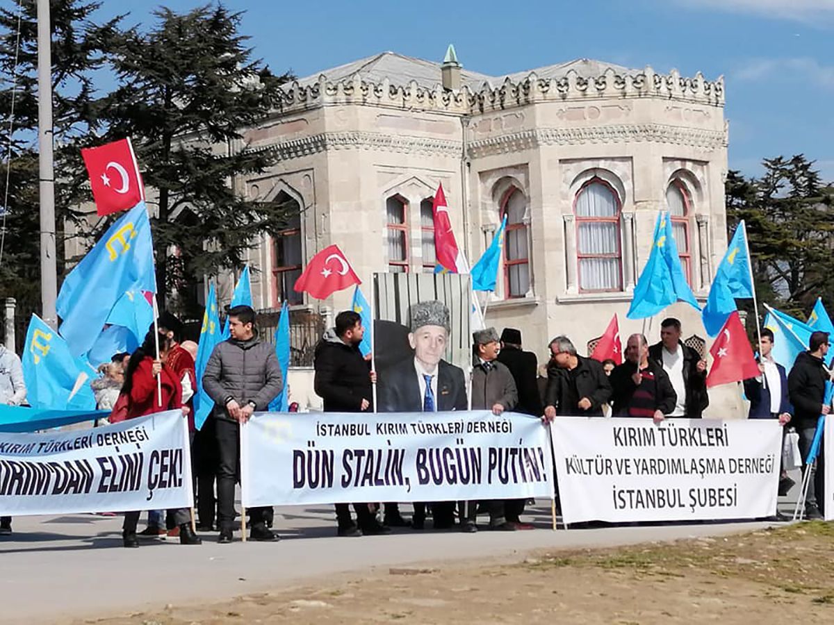 "Остановить монстра": в Стамбуле требовали у Путина убраться из Крыма – фото и видео