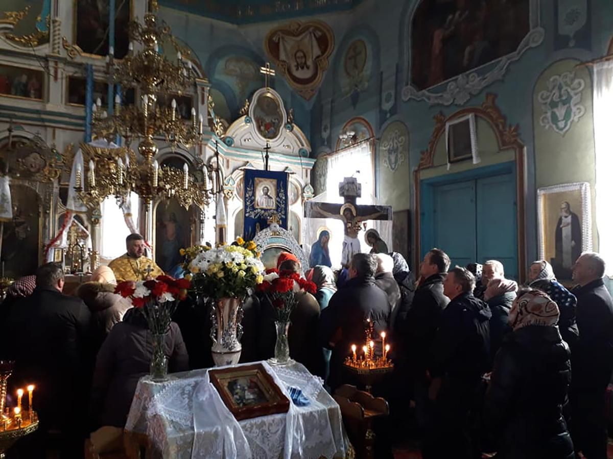 Тітушки та штурм: як на Рівненщині прихильники МП перешкоджали переходу громади до ПЦУ Тітушки та штурм: як на Рівненщині прихильники МП перешкоджали переходу громади до ПЦУ