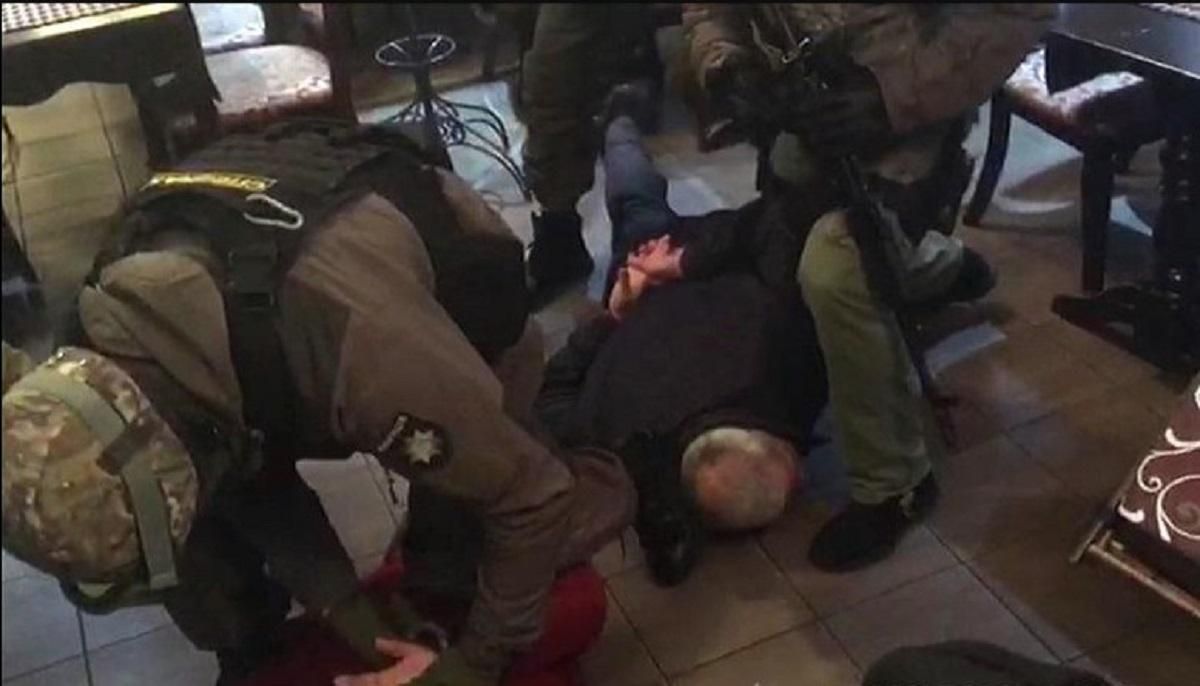 "Сходку" кримінальних авторитетів накрили на столичному бульварі Верховної Ради: фото, відео "Сходку" кримінальних авторитетів накрили на столичному бульварі Верховної Ради: фото, відео