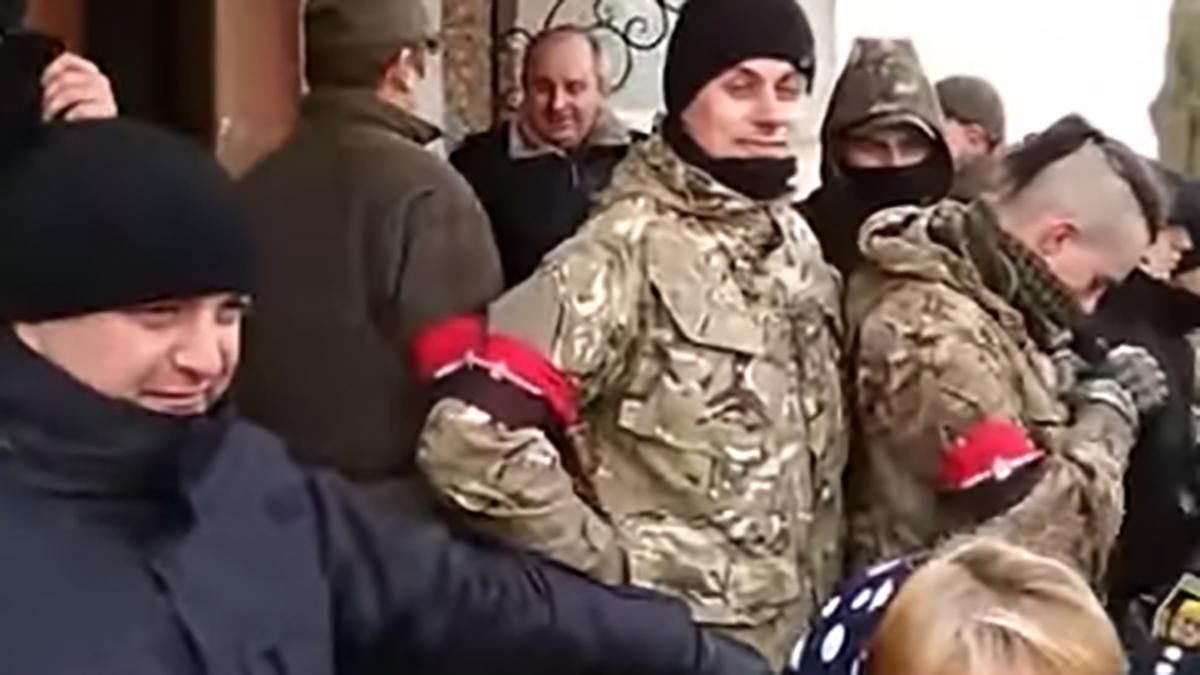 Прихожани ПЦУ та УПЦ МП побилися на Тернопільщині: відео Прихожани ПЦУ та УПЦ МП побилися на Тернопільщині: відео