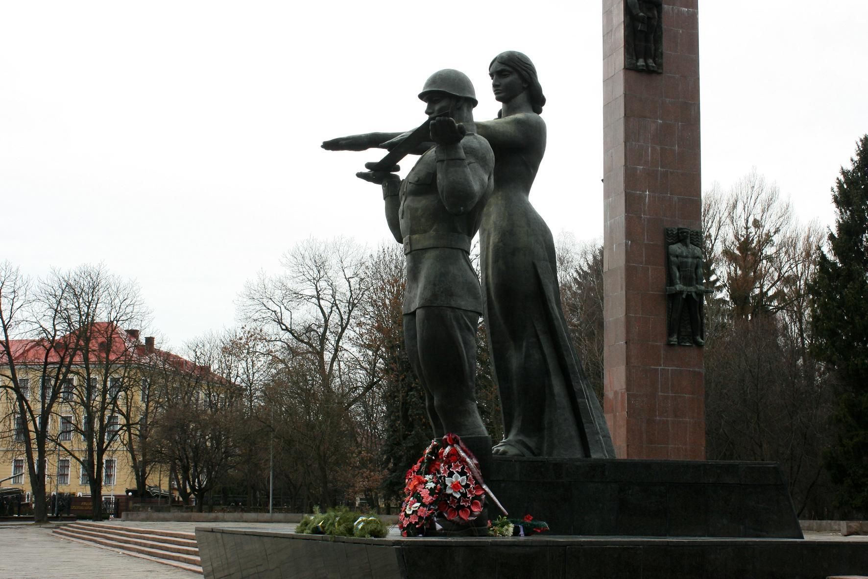  У Львові знесли Монумент слави - відео як зносять пам'ятник
