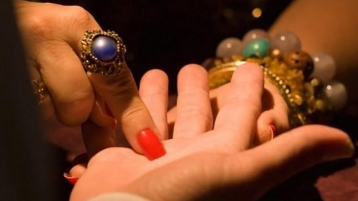 Шахрайці заплатили 5 мільйонів за "зняття вроків" Шахрайці заплатили 5 мільйонів за "зняття вроків"