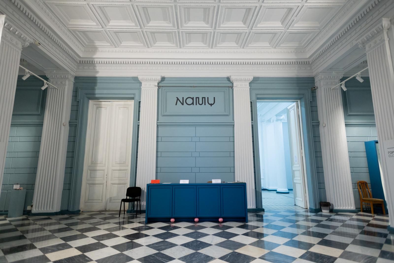 Нові меблі і блакитні стіни: інтер'єр Національного художнього музею змінився до невпізнаваності Нові меблі і блакитні стіни: інтер'єр Національного художнього музею змінився до невпізнаваності