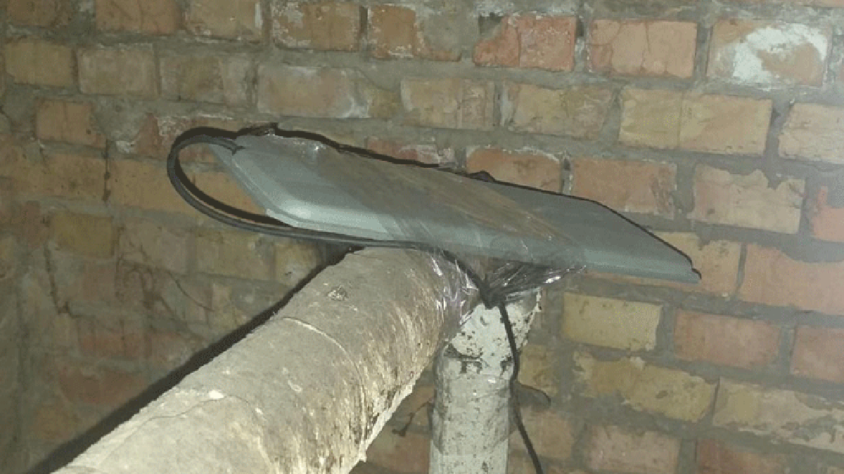 Кому належить прослушка, знайдена біля офісу Зеленського Кому належить прослушка, знайдена біля офісу Зеленського