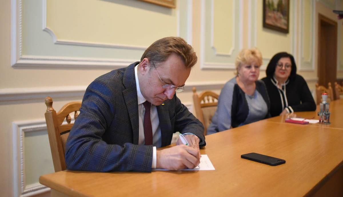 Садовий подав заяву до ЦВК про відкликання своєї кандидатури з президентських виборів Садовий подав заяву до ЦВК про відкликання своєї кандидатури з президентських виборів