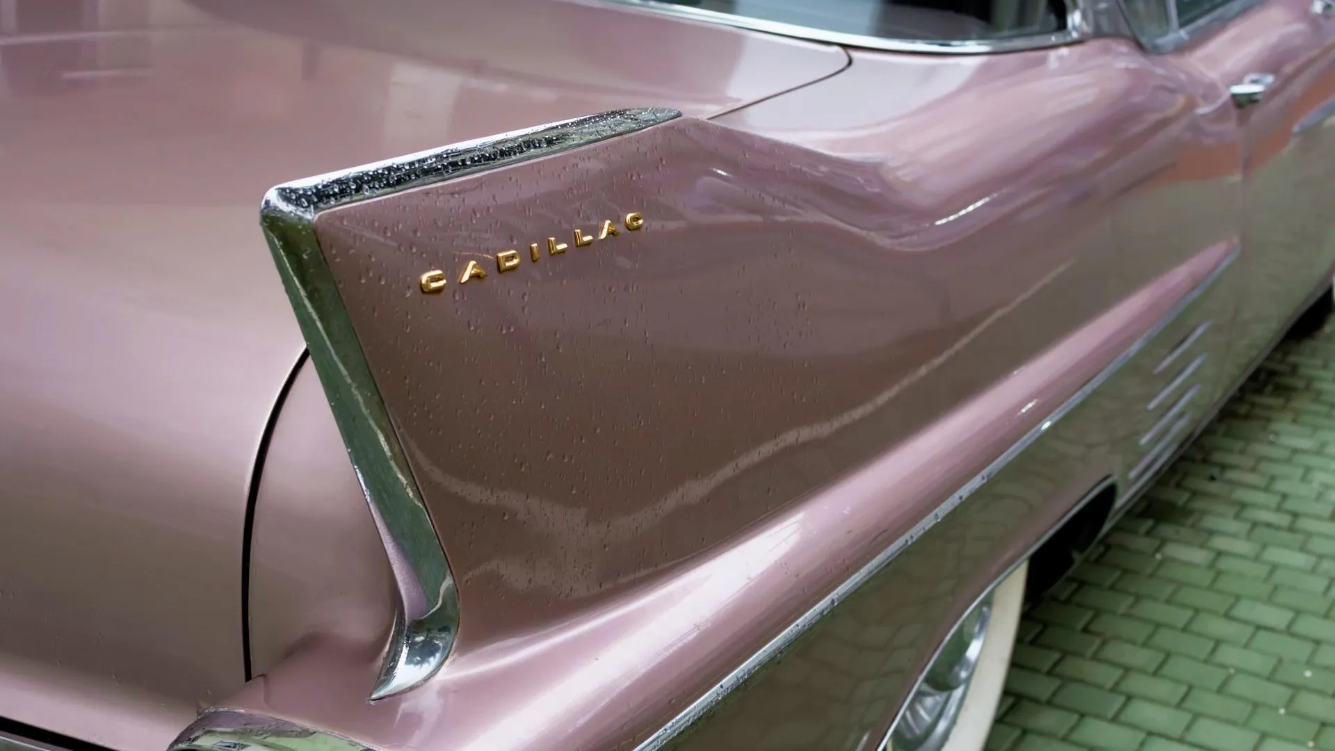 Хвостові елементи літака прикрасили нові моделі Cadillac