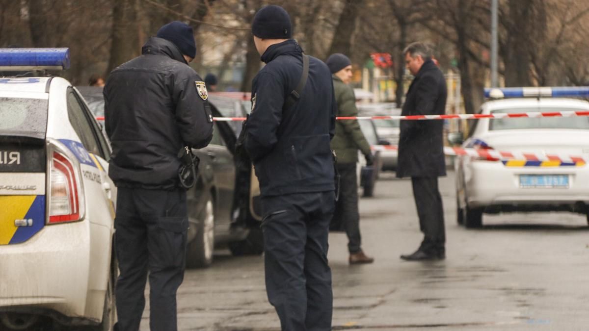 Чоловік у поліцейській формі застрелив водія Mercedes у Києві: фото і відео