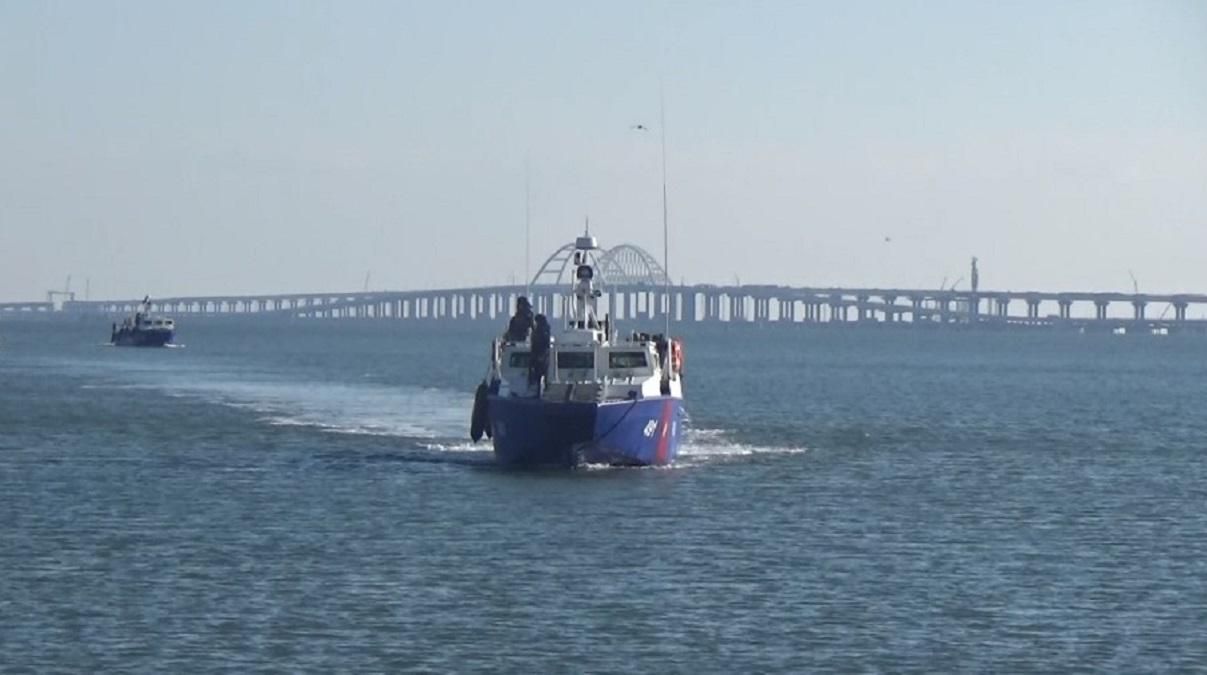 Бойові катери РФ заступили на патрулювання акваторії поблизу Кримського мосту: фото