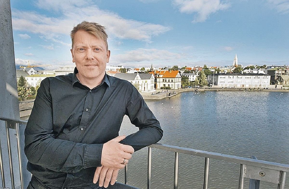 Комік, який вивів із кризи столицю Ісландії, побажав успіху Зеленському Комік, який вивів із кризи столицю Ісландії, побажав успіху Зеленському