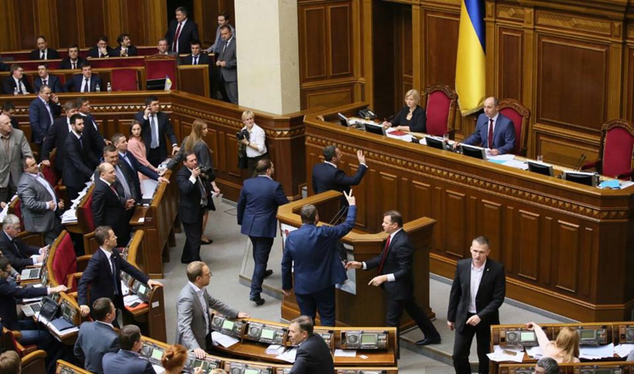 Політична агітація у Раді: як нардепи зловживають своїми правами Політична агітація у Раді: як нардепи зловживають своїми правами