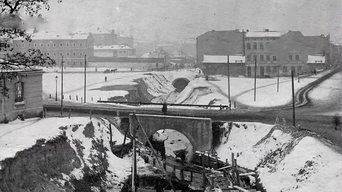 Після Першої світової війни будівництво колектора продовжили Після Першої світової війни будівництво колектора продовжили