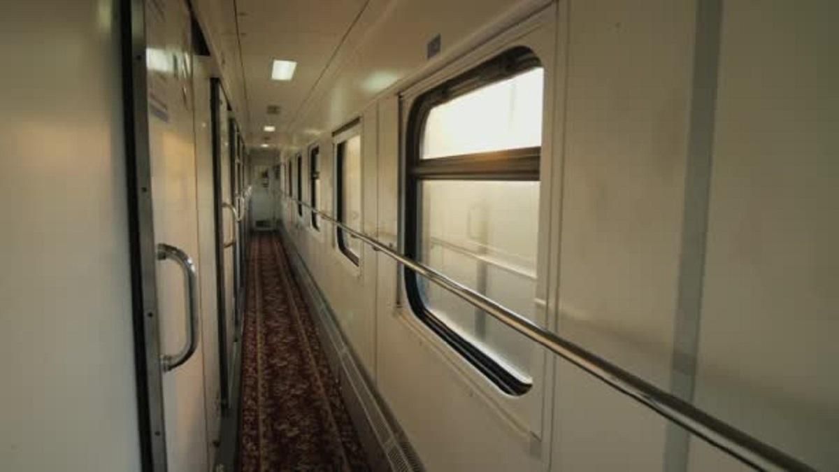 Кінець епохи червоних килимів: "Укрзалізниця" проголосила зміни в оформленні вагонів Кінець епохи червоних килимів: "Укрзалізниця" проголосила зміни в оформленні вагонів