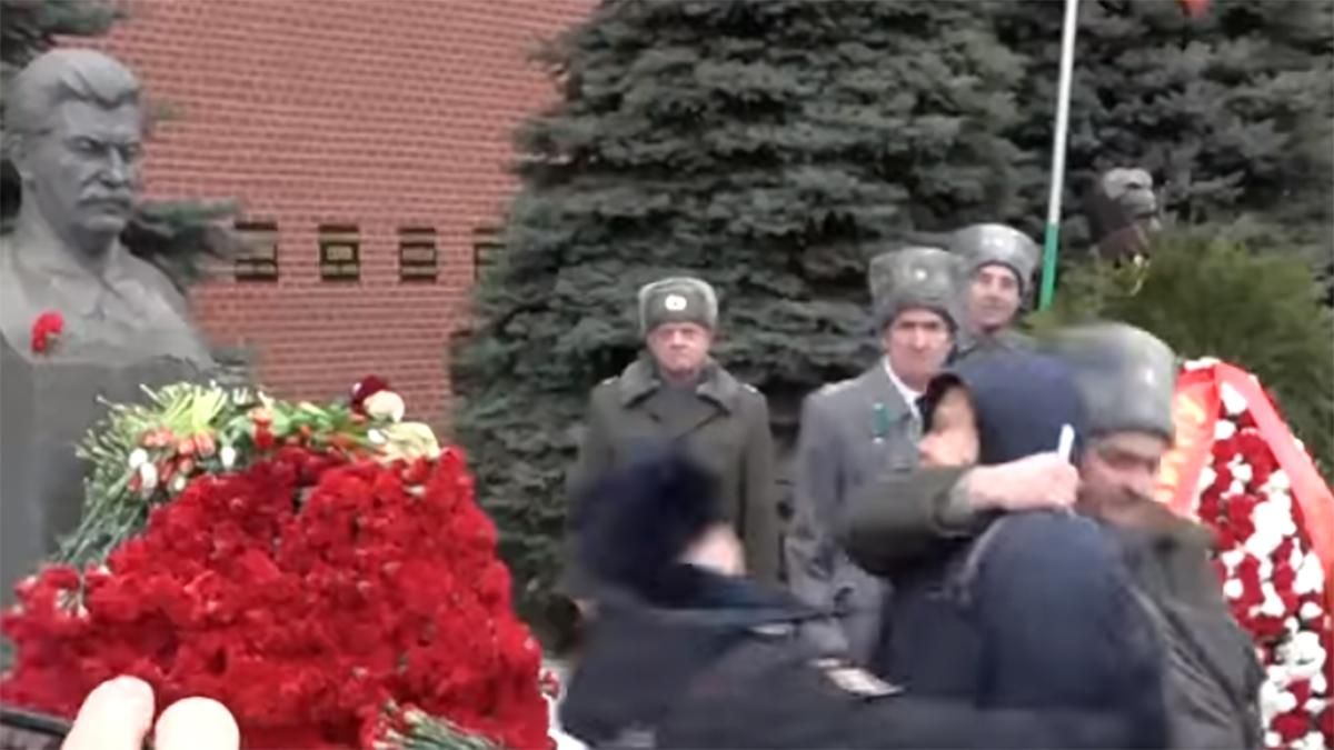 Гори в пеклі, кате народів, – у Москві затримали активістів біля могили Сталіна: відео