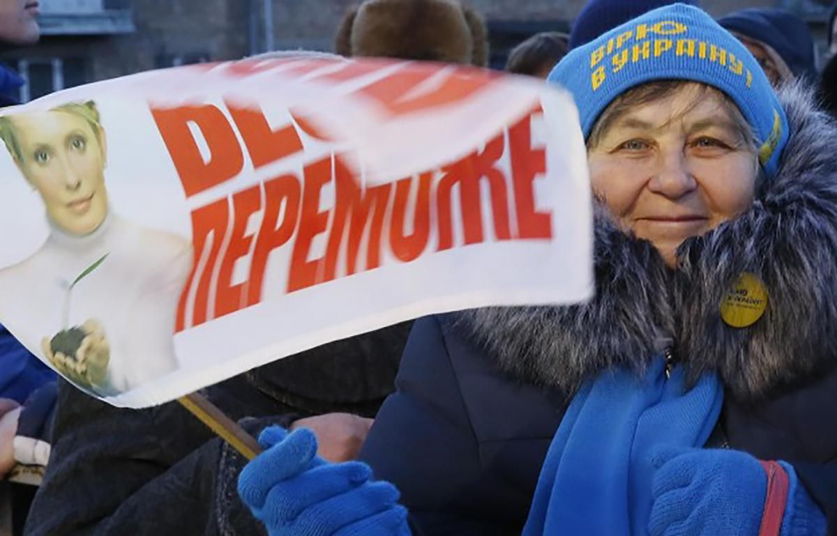 На зустріч з Тимошенко автобусами звозили пенсіонерів, платили по 30 гривень за годину