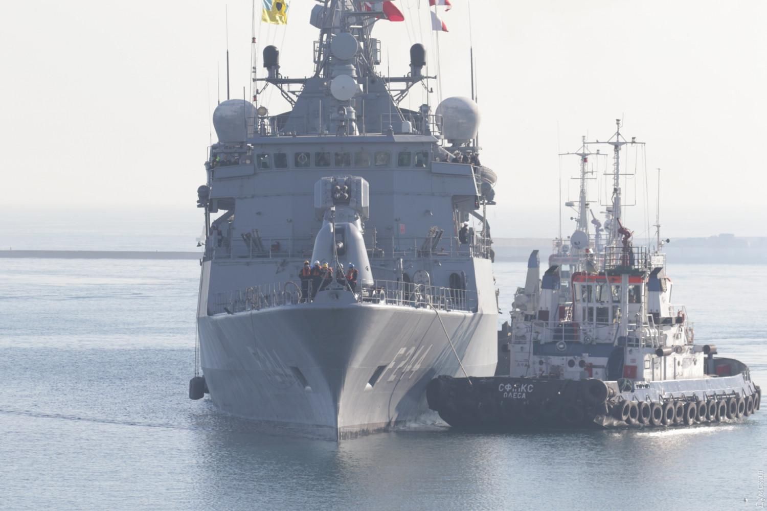 Навантажені озброєнням військові кораблі Туреччини зайшли в Одесу: фото 