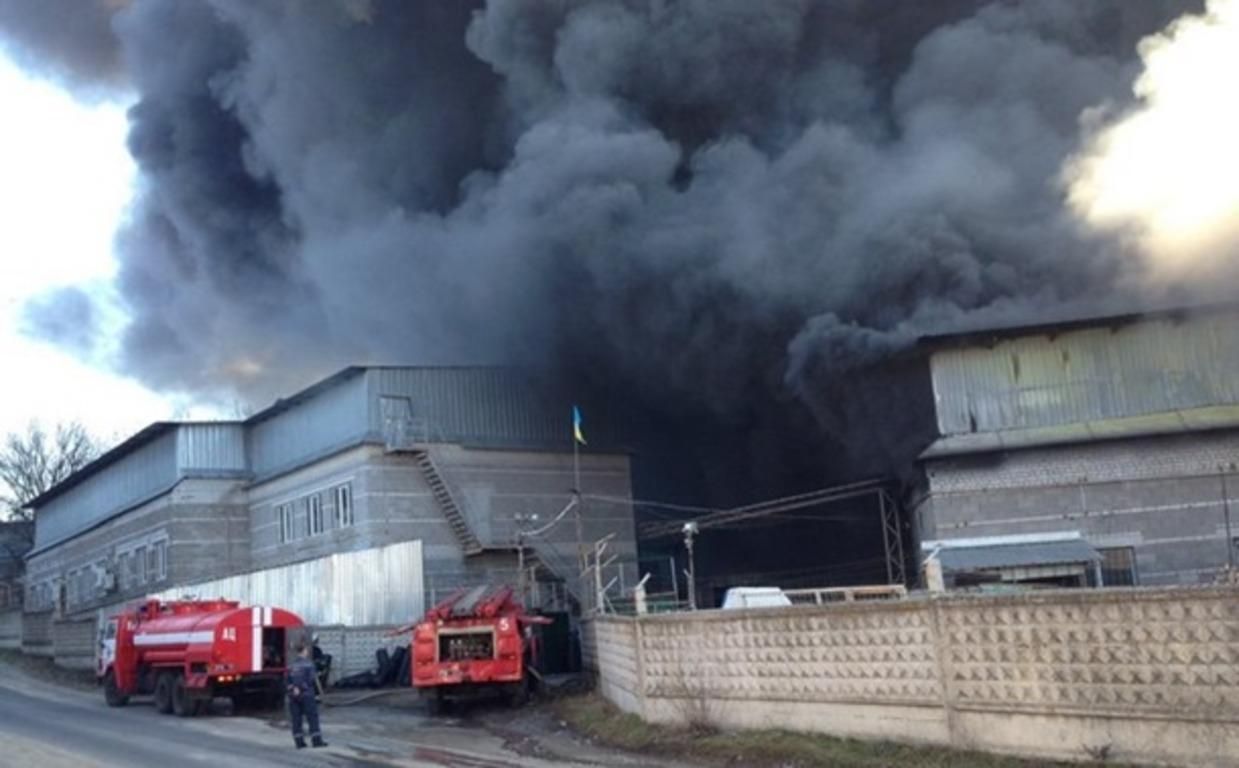 Масштабна пожежа на Дніпропетровщині: горів завод виробів з пластику (фото, відео)