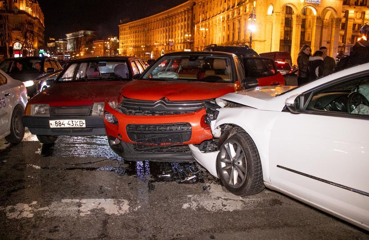 У Києві на Майдані сталася масштабна ДТП за участю 6 авто: фото і відео