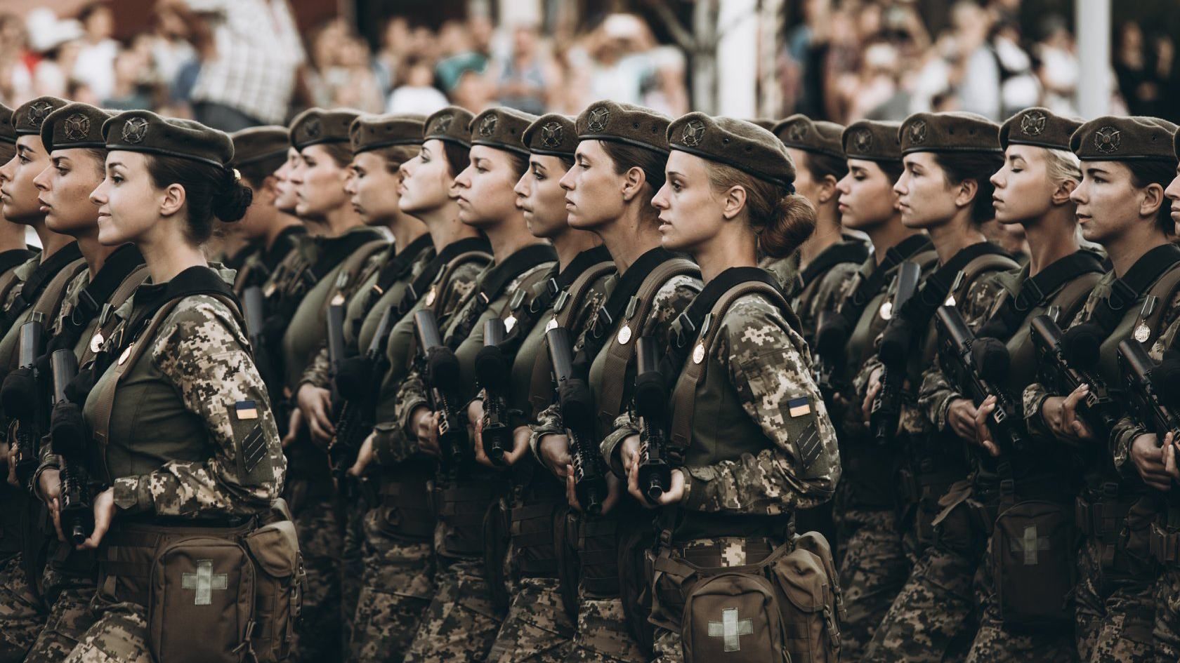 Сколько женщин стали участниками боевых действий на Донбассе и сколько служат в армии в целом