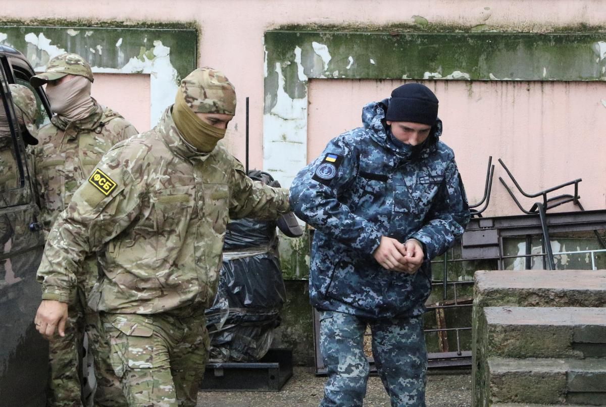Адвокаты "играют в рулетку", чтобы попасть к морякам в Лефортово, – отец военнопленного