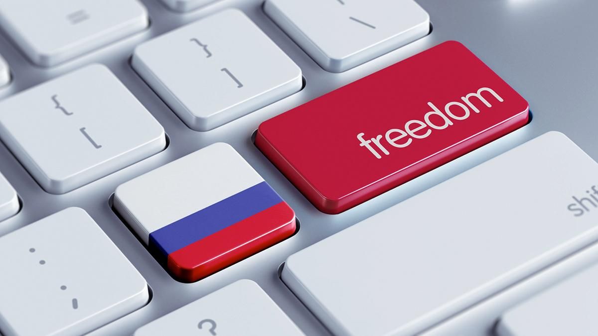 В РФ приняли резонансный законопроект: россиян будут штрафовать и сажать за оскорбление власти